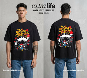 El Reino del Fontanero | El Explorador del Reino #02255 - Playera Oversized Premium | Deep Black - Foto en modelo