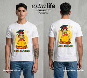 El Reino del Fontanero | El Fontanero Estelar en su Graduacion #02296 - Playera Standard Fit | Pure White - Foto en modelo