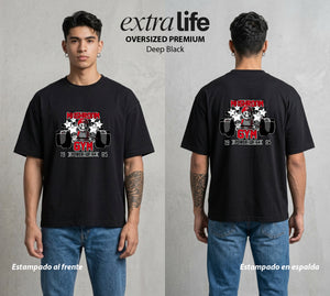 El Reino del Fontanero | El Fontanero Estelar en el Gym #02311 - Playera Oversized Premium | Deep Black - Foto en modelo
