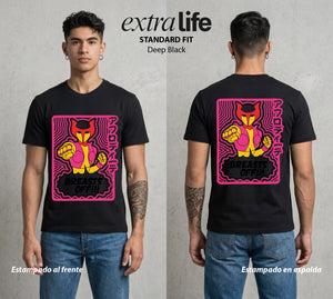 El Coloso de Acero | La Diosa de Acero #02366 - Playera Standard Fit | Deep Black - Foto en modelo
