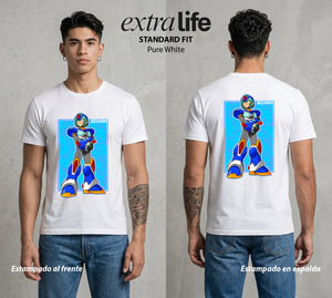 El Robot Azul | El Robot del Bien #02375 - Playera Standard Fit | Pure White - Foto en modelo