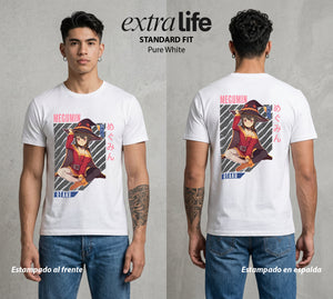 La Otra Vida del Heroe | La Unica Magia del Mundo #02435 - Playera Standard Fit | Pure White - Foto en modelo