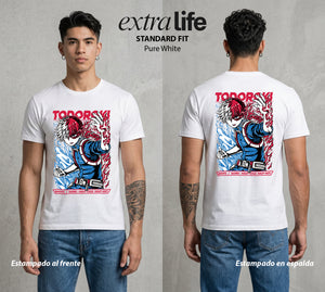 La Academia de Heroes | El Equilibrio del Bien #02574 - Playera Standard Fit | Pure White - Foto en modelo