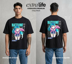 La Voz Vocaloid | La Voz Digital #02600 - Playera Oversized Premium | Deep Black - Foto en modelo