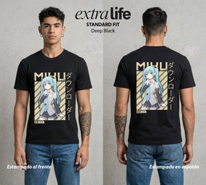 La Voz Vocaloid | La Voz Digital #02602 - Playera Standard Fit | Deep Black - Foto en modelo