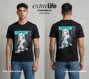 La Voz Vocaloid | La Voz Digital #02604 - Playera Standard Fit | Deep Black - Foto en modelo