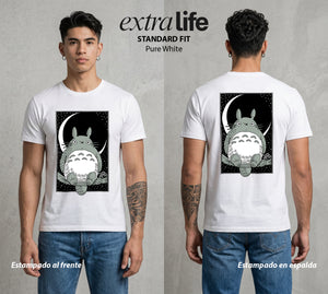 El Estudio del Viento | El Vecino del Bosque #02684 - Playera Standard Fit | Pure White - Foto en modelo