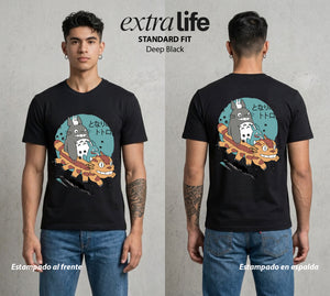 El Estudio del Viento | El Espiritu del Bien #02687 - Playera Standard Fit | Deep Black - Foto en modelo