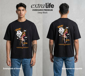 Mar de los Piratas | La Navegante #02697 - Playera Oversized Premium | Deep Black - Foto en modelo