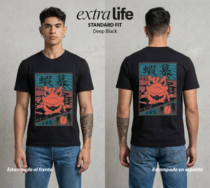 La Aldea Oculta | Zorro de Nueve Colas #02805 - Playera Standard Fit | Deep Black - Foto en modelo