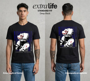 La Aldea Oculta | Zorro de Nueve Colas #02812 - Playera Standard Fit | Deep Black - Foto en modelo