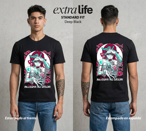 La Aldea Oculta | Zorro de Nueve Colas #02905 - Playera Standard Fit | Deep Black - Foto en modelo