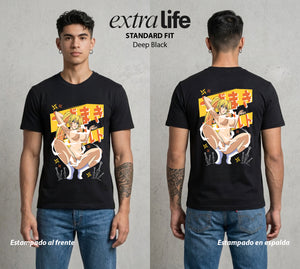 La Aldea Oculta | Zorro de Nueve Colas #02915 - Playera Standard Fit | Deep Black - Foto en modelo