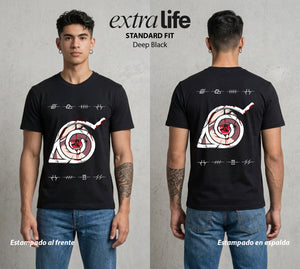 La Aldea Oculta | Zorro de Nueve Colas #02918 - Playera Standard Fit | Deep Black - Foto en modelo