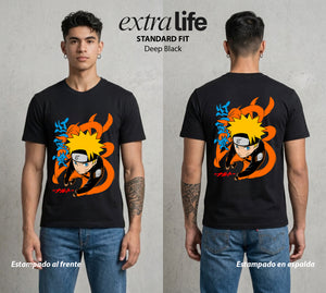 La Aldea Oculta | Zorro de Nueve Colas #02926 - Playera Standard Fit | Deep Black - Foto en modelo