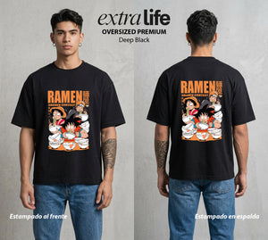 Varios Mundos | Zorro de Nueve Colas con Ramen #02945 - Playera Oversized Premium | Deep Black - Foto en modelo