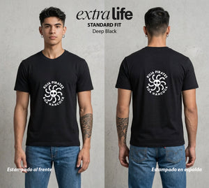 Mar de los Piratas | Emperatriz y Guerrera #03042 - Playera Standard Fit | Deep Black - Foto en modelo
