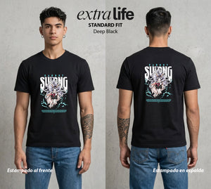 Mar de los Piratas | La Mink del Amanecer #03058 - Playera Standard Fit | Deep Black - Foto en modelo