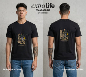 Mar de los Piratas | El Baron del Desierto #03083 - Playera Standard Fit | Deep Black - Foto en modelo