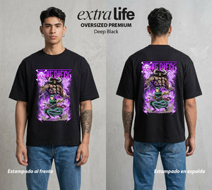 Mar de los Piratas | Tres Espadas #03136 - Playera Oversized Premium | Deep Black - Foto en modelo