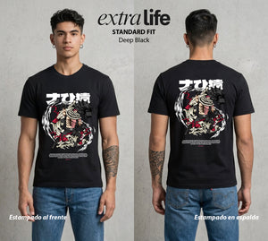Mar de los Piratas | El Visionario del Pastel #03139 - Playera Standard Fit | Deep Black - Foto en modelo
