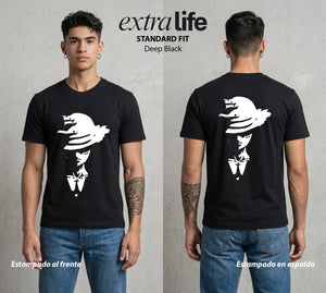 Mar de los Piratas | El del Sombrero de Paja #03148 - Playera Standard Fit | Deep Black - Foto en modelo
