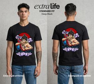 Mar de los Piratas | El Futuro Rey #03150 - Playera Standard Fit | Deep Black - Foto en modelo