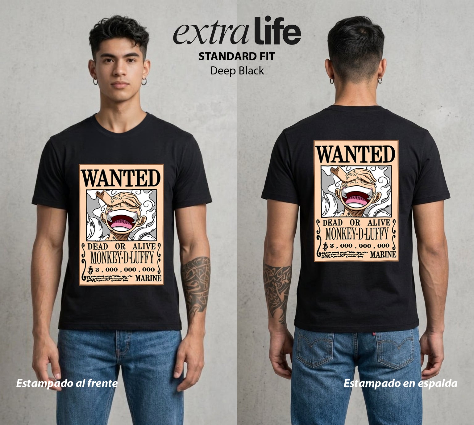 Mar de los Piratas | Capitan de Goma Se Busca #03216 - Playera Standard Fit | Deep Black - Foto en modelo