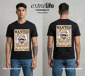 Mar de los Piratas | Capitan de Goma Se Busca #03216 - Playera Standard Fit | Deep Black - Foto en modelo