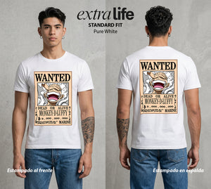 Mar de los Piratas | Capitan de Goma Se Busca #03216 - Playera Standard Fit | Pure White - Foto en modelo
