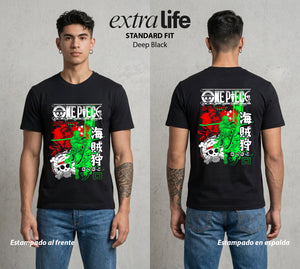 Mar de los Piratas | Tres Espadas #03249 - Playera Standard Fit | Deep Black - Foto en modelo