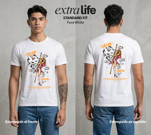 Mar de los Piratas | La Navegante #03263 - Playera Standard Fit | Pure White - Foto en modelo