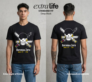 Mar de los Piratas | Tres Espadas con Bandera #03296 - Playera Standard Fit | Deep Black - Foto en modelo