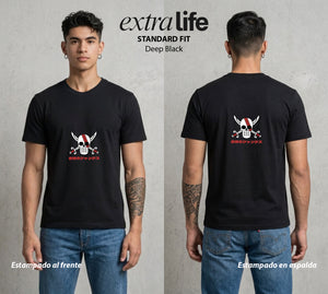 Mar de los Piratas | El Capitan del Rojo #03310 - Playera Standard Fit | Deep Black - Foto en modelo