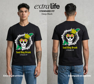 Mar de los Piratas | Alma y Guitarra con Bandera #03327 - Playera Standard Fit | Deep Black - Foto en modelo