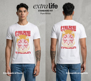 Mar de los Piratas | El Barco del Sol #03333 - Playera Classic Premium | Pure White - Foto en modelo