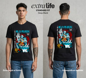 Mar de los Piratas | La Tripulacion del Cirujano #03343 - Playera Standard Fit | Deep Black - Foto en modelo