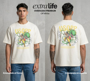 Mar de los Piratas | Mil Mentiras Verdaderas #03353 - Playera Oversized Premium | Off White - Foto en modelo