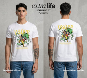 Mar de los Piratas | Mil Mentiras Verdaderas #03353 - Playera Standard Fit | Pure White - Foto en modelo