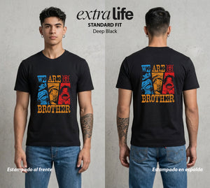 Mar de los Piratas | Somos Hermanos #03369 - Playera Standard Fit | Deep Black - Foto en modelo