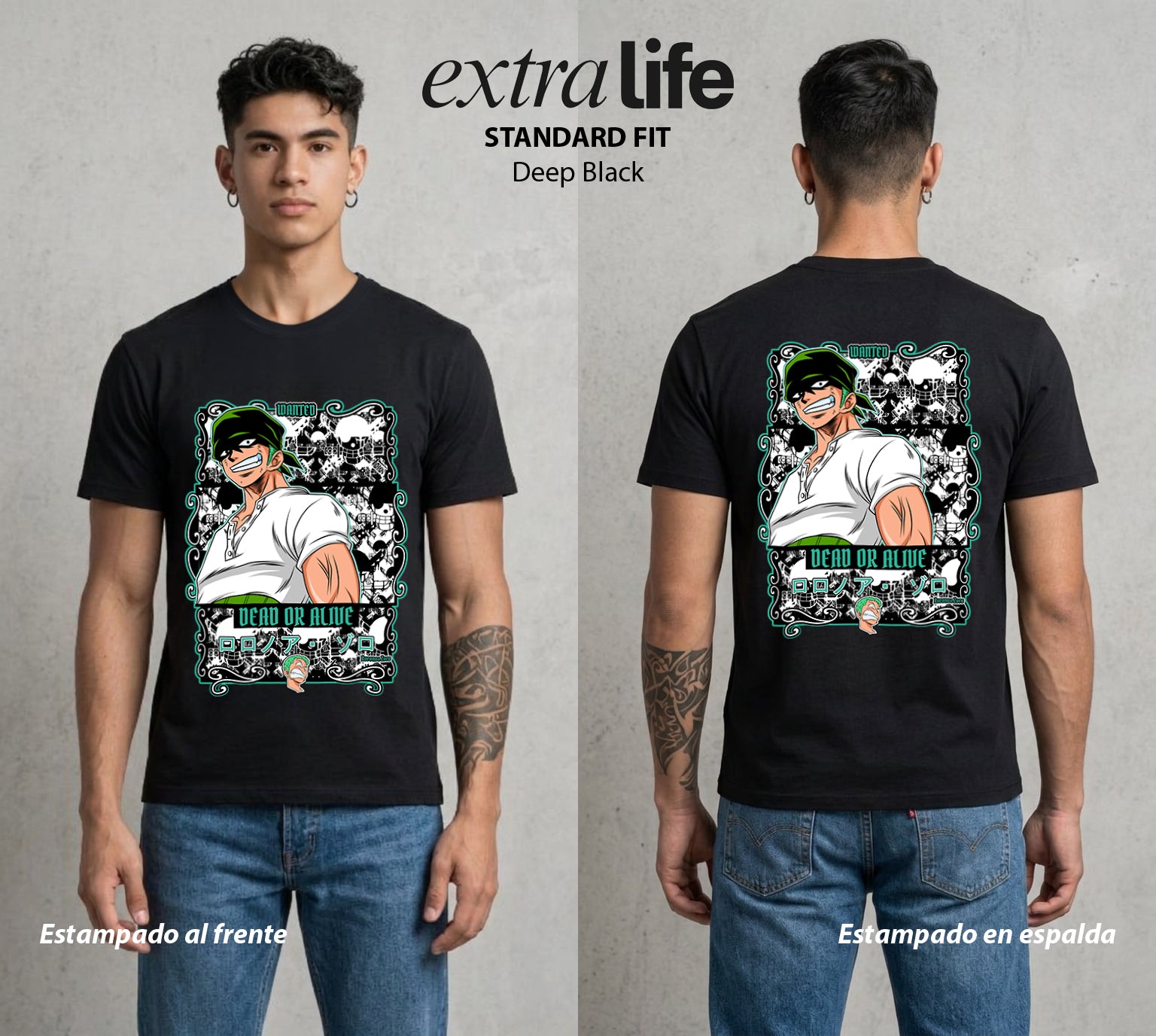 Mar de los Piratas | Tres Espadas #03376 - Playera Standard Fit | Deep Black - Foto en modelo
