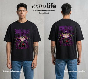 Mar de los Piratas | Tres Espadas #03383 - Playera Oversized Premium | Deep Black - Foto en modelo