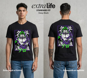 Mar de los Piratas | Tres Espadas #03396 - Playera Standard Fit | Deep Black - Foto en modelo