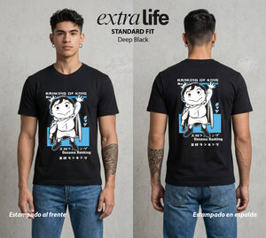 El Pequeno Gran Rey | La Fuerza del Corazon #03434 - Playera Standard Fit | Deep Black - Foto en modelo