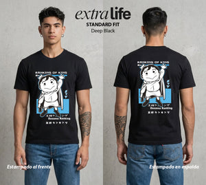 El Pequeno Gran Rey | La Fuerza del Corazon #03434 - Playera Classic Premium | Deep Black - Foto en modelo