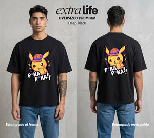 El Mundo Entrenador | El Rayo de Kanto Pika Pika #03450 - Playera Oversized Premium | Deep Black - Foto en modelo