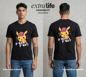 El Mundo Entrenador | El Rayo de Kanto Pika Pika #03450 - Playera Standard Fit | Deep Black - Foto en modelo