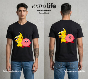 Varios Mundos | El Rayo de Kanto #03451 - Playera Standard Fit | Deep Black - Foto en modelo