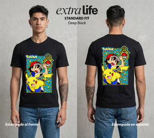 El Mundo Entrenador | El Rayo de Kanto #03457 - Playera Standard Fit | Deep Black - Foto en modelo