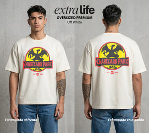 El Mundo Entrenador | El Dragon del Fuego #03472 - Playera Oversized Premium | Off White - Foto en modelo